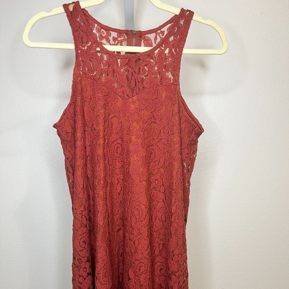 Short, sleeveless lace detailed dress - Small